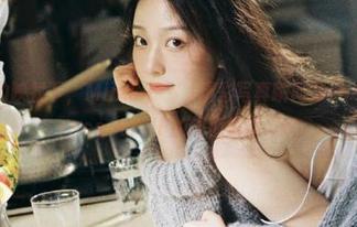在无圣光的映衬下，Min.E (민이)精彩写真瞬间与LeeheeExpress–LEHF的深度解读.txt